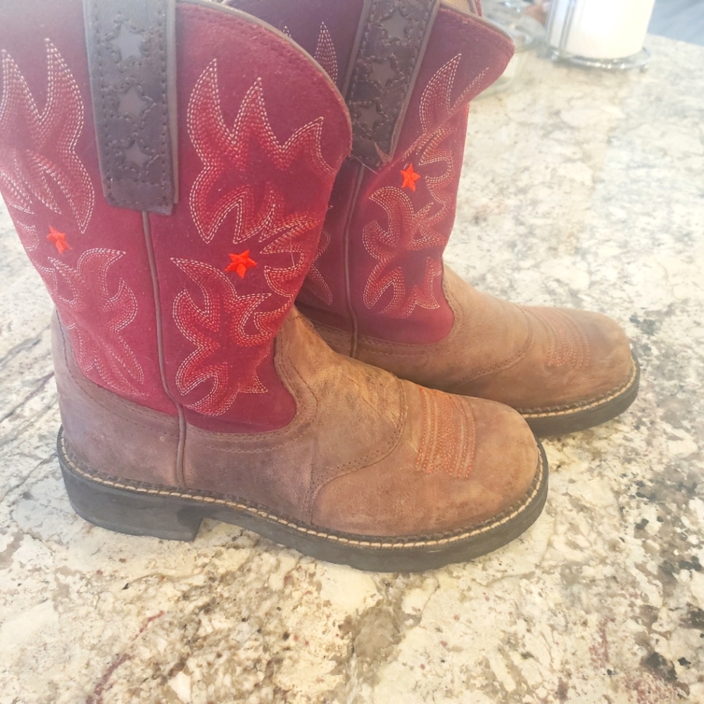 Ariat riding boots sz 8.5. Burgundy and red color.
